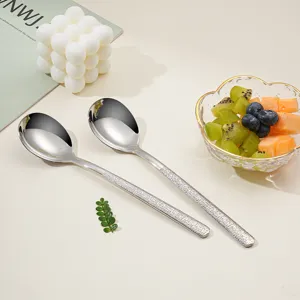 Set de cuillères en acier inoxydable avec poignée martelée pour votre belle table.