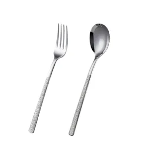 Ensemble de fourchette et cuillère en acier inoxydable avec poignées texturées.