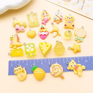 Joli ensemble de charms en résine jaune avec divers pendentifs de dessins animés pour bricolage.