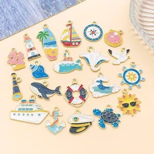 Detailansicht der maritimen Emaille-Anhänger mit niedlichen Ozean-Motiven für DIY-Schmuck.