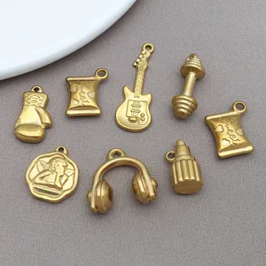 Goldfarbene Edelstahl DIY Schmuck Anhänger Gitarre Kopfhörer Hantel Detailansicht.
