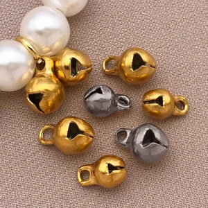 Primo piano di piccoli ciondoli a campana in acciaio inossidabile per accessori di gioielli.