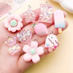 Detail van roze hars kawaii bedels, schattige beren en snoep hangers voor DIY sieraden.