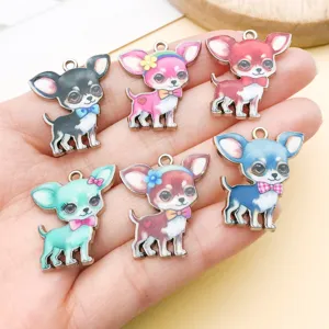 Close-up van schattige cartoon chihuahua legering hangers, kleurrijke emaille hondenbedels sieraden.