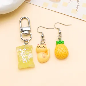 Ensemble boucles d'oreilles chat ananas en résine, détail porte-clés sachet snack mignon.