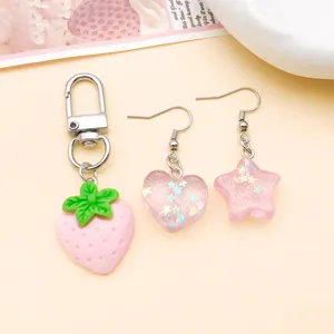Roze hars aardbei sleutelhanger en leuke glitter hart ster oorbellen DIY sieraden set.