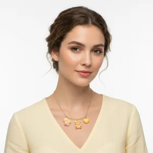 Collier pendentif en resine jaune avec charmants ours et coeurs pour mode feminine.