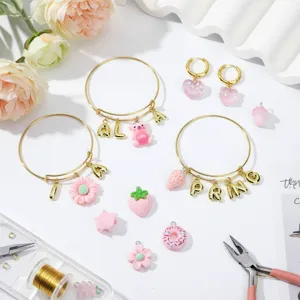 Roze hars DIY sieraden set met gouden armbaden, schattige beren en fruit bedels.
