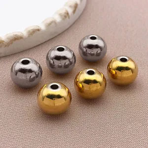 Détail de perles d'espacement en acier inoxydable, couleur or et acier pour bijoux.