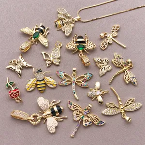 Nahaufnahme von vergoldeten Zirkonia Insekten und Blumen Schmuckanhängern im Detail.