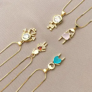 Vergulde ketting met schattige hangers van jongen en meisje voorzien van mooie zirkoniastenen.