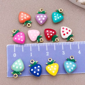 Dubbelzijdig geëmailleerde aardbei bedels hanger voor DIY handgemaakte sieraden accessoires.