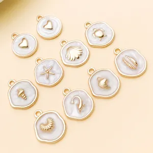 Détail de breloque en alliage marin blanc perle, design cœur et coquillage pour bijoux.