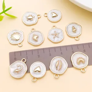 Gros plan detail de 9 styles theme ocean perle blanche alliage breloques pendentifs DIY.