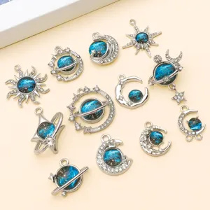 Close-up van 12 hemellichamen planeten maan zon hangers zinklegering sieraden diy accessoires.
