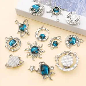 Prachtige hemelse zinklegering hangers met blauwe planeet, zon, maan en sterren voor DIY sieraden.