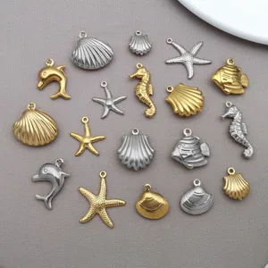Detalle de colgantes de joyería de animales marinos de acero con estrellas y delfines.