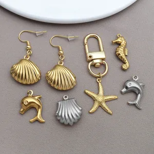 Detalle de dijes de joyería de vida marina de acero inoxidable, con colgantes variados.