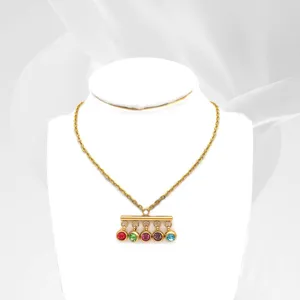 Gouden roestvrijstalen ketting met kleurrijke edelsteen hanger modieuze sieradenaccessoire.