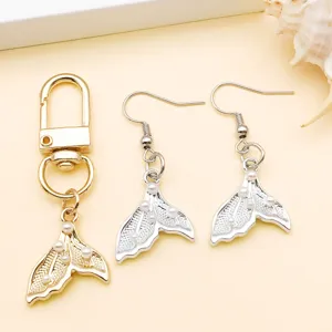 Set di gioielli a tema coda di sirena con perle, incluso portachiavi e orecchini.