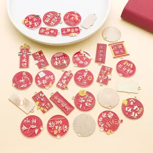 Detailaufnahme sortierter roter Emaille-Gluecksanhaenger und Legierungs-DIY-Schmuckteile.