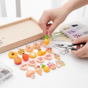 Hars voedsel fruit hart en bij hangers voor DIY sieraden maken detailweergave