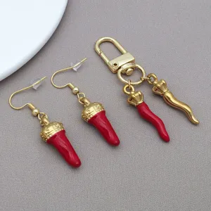 Ensemble de bijoux pendentif piment rouge avec boucles d'oreilles et porte-clés en métal.