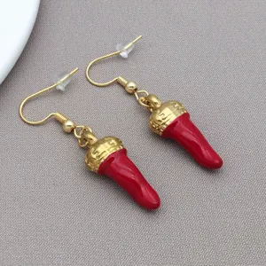 Boucles d'oreilles piment rouge en email avec crochets dores pour bijoux de mode.