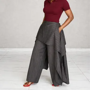Vista dettagliata dei pantaloni larghi da donna a righe con un taglio asimmetrico chic.