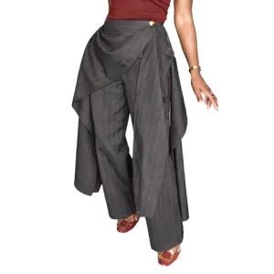 Donna elegante vita alta pantaloni gamba larga gessati con dettaglio drappeggio asimmetrico.
