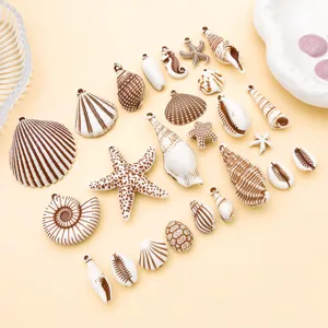 Detailaufnahme von Acryl Muschel und Seestern Anhängern für DIY Schmuckdesign und Accessoires.