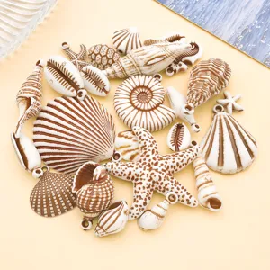 Detailansicht von Acryl Ozean Serie Seestern und Muschel Anhängern für DIY Schmuckherstellung.
