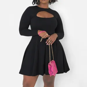 Robe patineuse courte noire à manches longues et découpe poitrine pour femme chic