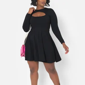 Vue détaillée de la robe patineuse noire élégante à manches longues avec découpes.