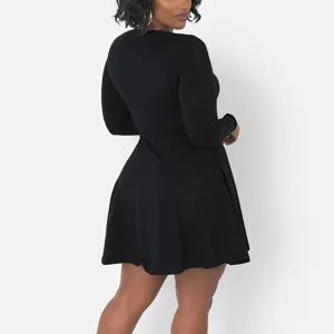 Details de la minirobe noire elegante a manches longues cintree et sexy vue de dos.