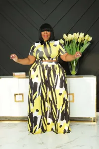 Completo due pezzi stampa astratta giallo nero taglie forti, crop top e pantaloni larghi.