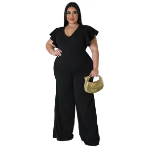 Eleganter schwarzer Plus Size Jumpsuit mit Flügelärmeln und weitem Bein für Damen.