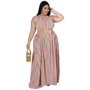 Détail de robe longue grande taille à rayures colorées, lignes verticales et ceinture.