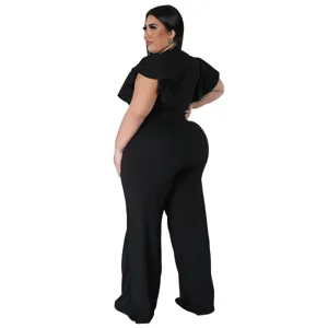 Plus Size schwarzer Jumpsuit Detailansicht mit eleganten Rüschenärmeln und weitem Beinschnitt.