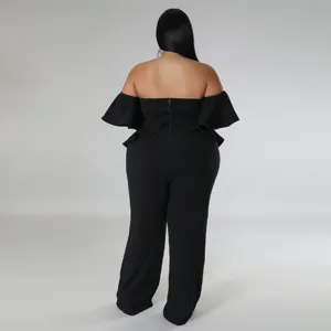 Combinaison noire élégante à épaules dénudées, manches à volants et jambes larges.