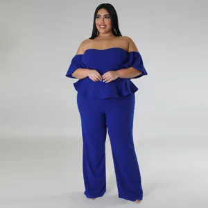 Vue détaillée de la combinaison extensible bleu roi sans bretelles à jambes larges.