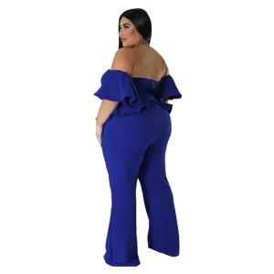 Vue détaillée de la combinaison élégante bleu roi fendue et épaules dénudées femme.