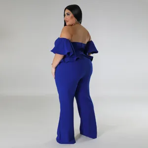 Vue détaillée de la combinaison bleu roi sans bretelles avec manches volantées et jambes larges.