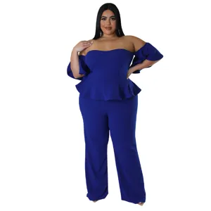 Détail de la superbe combinaison bleu roi épaules dénudées avec volants et jambe large.