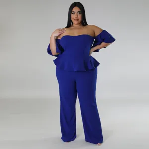 Détail de combinaison bleue royale sans bretelles à basque, jambe large élégante, tissu extensible.