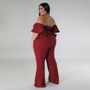 Détail de combinaison bordeaux épaules dénudées et jambes larges, mode grande taille.