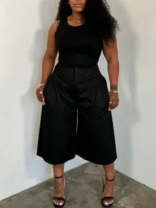 Plus size black tank top and wide leg casual shorts set for women, loose pleated summer outfit.