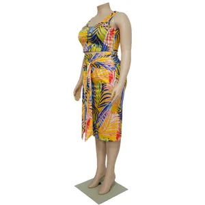Gedetailleerd overzicht van de plus-size tweedelige outfit met tropische bladeren.