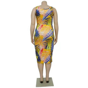 Plus size tweedelige outfit met tropische bladerprint, mouwloze top en midirok set.