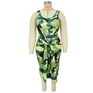 Detail van de camouflage tweedelig plus size set met mouwloze top en mooie strikrok voorzijde.